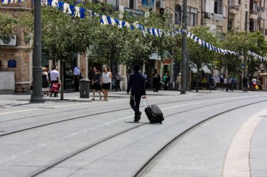 Kudüs İsrail, 2019. Coronavirüs salgını İsrail 'i vurmadan önce İsrail' in Jaffa caddesinde yürüyen kimliği belirsiz insanların görüntüsü.