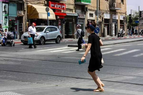 Jeruzalém Izrael 2019 Pohled Neidentifikované Izraelské Lidi Procházející Jaffské Ulici — Stock fotografie