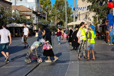 Kudüs İsrail, 2019. Coronavirüs salgını İsrail 'i vurmadan önce İsrail' in Jaffa caddesinde yürüyen kimliği belirsiz insanların görüntüsü.