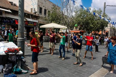 Kudüs İsrail, 2019. Coronavirüs salgını İsrail 'i vurmadan önce İsrail' in Jaffa caddesinde yürüyen kimliği belirsiz insanların görüntüsü.