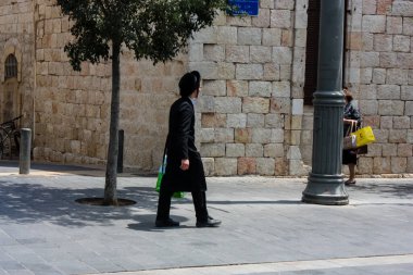 Kudüs İsrail, 2019. Coronavirüs salgını İsrail 'i vurmadan önce İsrail' in Jaffa caddesinde yürüyen kimliği belirsiz insanların görüntüsü.