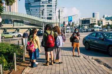 Tel Aviv İsrail 2 Aralık 2020 Tel Aviv ve Coronavirüs salgını sırasında İsrail sokaklarında yürüyen kimliği belirsiz İsrail vatandaşlarının görüntüsü