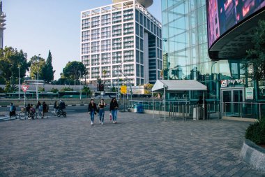 Tel Aviv İsrail 2 Aralık 2020 Tel Aviv ve Coronavirüs salgını sırasında İsrail sokaklarında yürüyen kimliği belirsiz İsrail vatandaşlarının görüntüsü