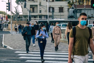 Tel Aviv İsrail 2 Aralık 2020 Tel Aviv ve Coronavirüs salgını sırasında İsrail sokaklarında yürüyen kimliği belirsiz İsrail vatandaşlarının görüntüsü