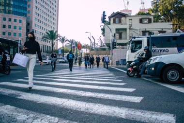 Tel Aviv İsrail 2 Aralık 2020 Tel Aviv ve Coronavirüs salgını sırasında İsrail sokaklarında yürüyen kimliği belirsiz İsrail vatandaşlarının görüntüsü