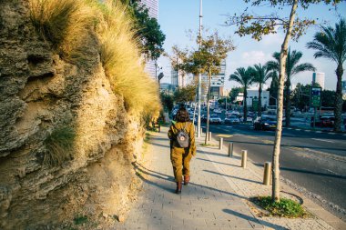 Tel Aviv İsrail 2 Aralık 2020 Tel Aviv ve Coronavirüs salgını sırasında İsrail sokaklarında yürüyen kimliği belirsiz İsrail vatandaşlarının görüntüsü