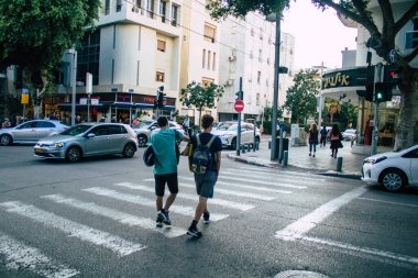 Tel Aviv İsrail 2 Aralık 2020 Tel Aviv ve Coronavirüs salgını sırasında İsrail sokaklarında yürüyen kimliği belirsiz İsrail vatandaşlarının görüntüsü