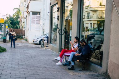 Tel Aviv İsrail 2 Aralık 2020 Tel Aviv ve Coronavirüs salgını sırasında İsrail sokaklarında yürüyen kimliği belirsiz İsrail vatandaşlarının görüntüsü