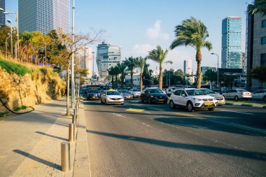 Tel Aviv İsrail 2 Aralık 2020 Coronavirus salgını sırasında Tel Aviv sokaklarındaki şehir trafiğini gösteriyor.