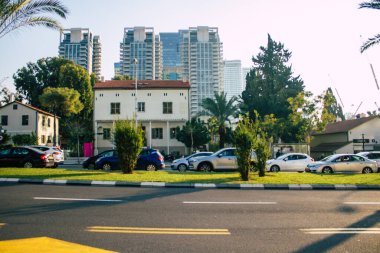 Tel Aviv İsrail 2 Aralık 2020 Coronavirus salgını sırasında Tel Aviv sokaklarındaki şehir trafiğini gösteriyor.