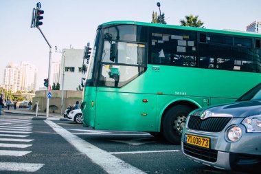 Tel Aviv İsrail 2 Aralık 2020 İsrail 'de Coronavirus salgını ve tecrit sırasında Tel Aviv sokaklarından geçen bir İsrail halk otobüsünün görüntüsü