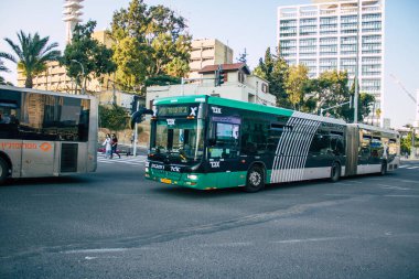 Tel Aviv İsrail 2 Aralık 2020 İsrail 'de Coronavirus salgını ve tecrit sırasında Tel Aviv sokaklarından geçen bir İsrail halk otobüsünün görüntüsü