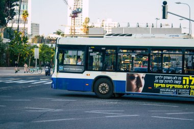 Tel Aviv İsrail 2 Aralık 2020 İsrail 'de Coronavirus salgını ve tecrit sırasında Tel Aviv sokaklarından geçen bir İsrail halk otobüsünün görüntüsü