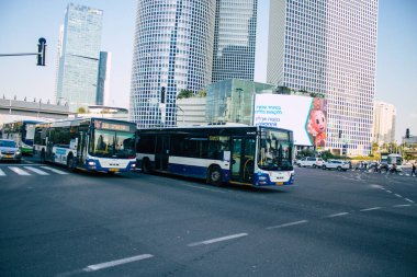 Tel Aviv İsrail 2 Aralık 2020 İsrail 'de Coronavirus salgını ve tecrit sırasında Tel Aviv sokaklarından geçen bir İsrail halk otobüsünün görüntüsü