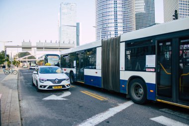 Tel Aviv İsrail 2 Aralık 2020 'de İsrail' deki Coronavirus salgını ve tecrit sırasında Tel Aviv sokaklarından geçen geleneksel bir İsrail taksisinin görüntüsü
