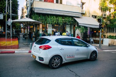 Tel Aviv İsrail 2 Aralık 2020 'de İsrail' deki Coronavirus salgını ve tecrit sırasında Tel Aviv sokaklarından geçen geleneksel bir İsrail taksisinin görüntüsü