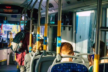 Tel Aviv İsrail 2 Aralık 2020 İsrail halk otobüsünün içinde tecrit ve Coronavirus salgını sırasında Tel Aviv sokaklarından geçerek nüfusu kontrol altına almak için