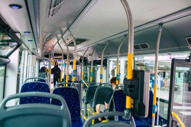 Tel Aviv İsrail 2 Aralık 2020 İsrail halk otobüsünün içinde tecrit ve Coronavirus salgını sırasında Tel Aviv sokaklarından geçerek nüfusu kontrol altına almak için