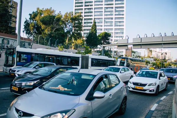 Tel Aviv İsrail 2 Aralık 2020 Coronavirus salgını sırasında Tel Aviv sokaklarındaki şehir trafiğini gösteriyor.