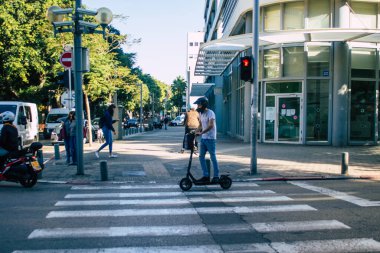Tel Aviv İsrail 2 Aralık 2020 Tel Aviv 'in tecrit ve Coronavirus salgını sırasında İsrail nüfusunu kontrol altına almak için sokaklara dökülen kimliği belirsiz insanların görüntüsü