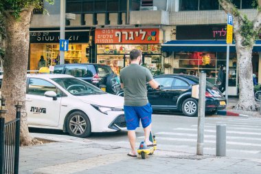 Tel Aviv İsrail 2 Aralık 2020 Tel Aviv 'in tecrit ve Coronavirus salgını sırasında İsrail nüfusunu kontrol altına almak için sokaklara dökülen kimliği belirsiz insanların görüntüsü