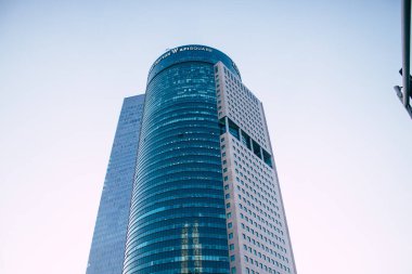 Tel Aviv İsrail, 2 Aralık 2020 'de İsrail' deki Coronavirus salgını sırasında Tel Aviv 'in boş sokaklarında bulunan modern bir binanın cephesine baktı.