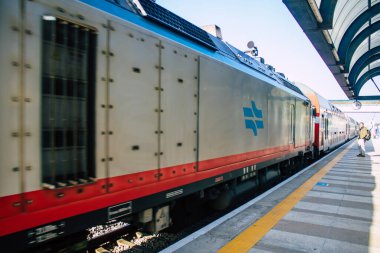 Tel Aviv İsrail 2 Aralık 2020 Coronavirus salgını sırasında İsrail 'i vuran Tel Aviv' deki tren istasyonu platformunun görüntüsü