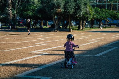 Tel Aviv İsrail, 4 Aralık 2020 'de İsrail' in Rabin Meydanı 'nda, Tel Aviv' in merkezindeki büyük bir meydanda, İsrail 'i vuran sosyal mesafeye ve Coronavirüs' e rağmen, kimliği belirsiz İsrail halkının eğlenmesini izledi.