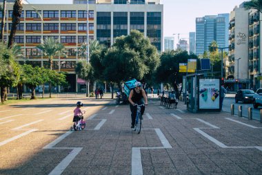 Tel Aviv İsrail, 4 Aralık 2020 'de İsrail' in Rabin Meydanı 'nda, Tel Aviv' in merkezindeki büyük bir meydanda, İsrail 'i vuran sosyal mesafeye ve Coronavirüs' e rağmen, kimliği belirsiz İsrail halkının eğlenmesini izledi.