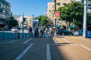 Tel Aviv İsrail, 4 Aralık 2020 'de İsrail' in Rabin Meydanı 'nda, Tel Aviv' in merkezindeki büyük bir meydanda, İsrail 'i vuran sosyal mesafeye ve Coronavirüs' e rağmen, kimliği belirsiz İsrail halkının eğlenmesini izledi.