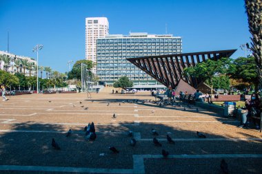 Tel Aviv İsrail, 4 Aralık 2020 'de İsrail' in Rabin Meydanı 'nda, Tel Aviv' in merkezindeki büyük bir meydanda, İsrail 'i vuran sosyal mesafeye ve Coronavirüs' e rağmen, kimliği belirsiz İsrail halkının eğlenmesini izledi.