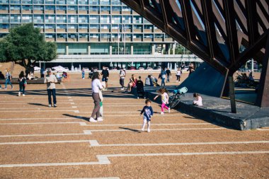 Tel Aviv İsrail, 4 Aralık 2020 'de İsrail' in Rabin Meydanı 'nda, Tel Aviv' in merkezindeki büyük bir meydanda, İsrail 'i vuran sosyal mesafeye ve Coronavirüs' e rağmen, kimliği belirsiz İsrail halkının eğlenmesini izledi.