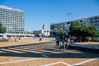 Tel Aviv İsrail, 4 Aralık 2020 'de İsrail' in Rabin Meydanı 'nda, Tel Aviv' in merkezindeki büyük bir meydanda, İsrail 'i vuran sosyal mesafeye ve Coronavirüs' e rağmen, kimliği belirsiz İsrail halkının eğlenmesini izledi.