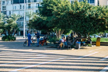 Tel Aviv İsrail, 4 Aralık 2020 'de İsrail' in Rabin Meydanı 'nda, Tel Aviv' in merkezindeki büyük bir meydanda, İsrail 'i vuran sosyal mesafeye ve Coronavirüs' e rağmen, kimliği belirsiz İsrail halkının eğlenmesini izledi.