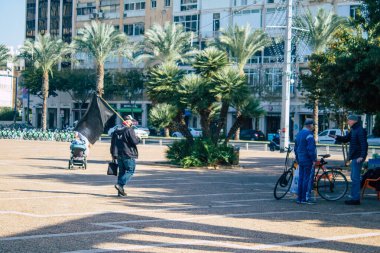 Tel Aviv İsrail, 4 Aralık 2020 'de İsrail' in Rabin Meydanı 'nda, Tel Aviv' in merkezindeki büyük bir meydanda, İsrail 'i vuran sosyal mesafeye ve Coronavirüs' e rağmen, kimliği belirsiz İsrail halkının eğlenmesini izledi.