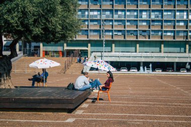 Tel Aviv İsrail, 4 Aralık 2020 'de İsrail' in Rabin Meydanı 'nda, Tel Aviv' in merkezindeki büyük bir meydanda, İsrail 'i vuran sosyal mesafeye ve Coronavirüs' e rağmen, kimliği belirsiz İsrail halkının eğlenmesini izledi.