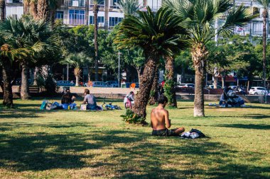 Tel Aviv İsrail, 4 Aralık 2020 'de İsrail' in Rabin Meydanı 'nda, Tel Aviv' in merkezindeki büyük bir meydanda, İsrail 'i vuran sosyal mesafeye ve Coronavirüs' e rağmen, kimliği belirsiz İsrail halkının eğlenmesini izledi.