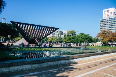 Tel Aviv İsrail, 4 Aralık 2020 'de İsrail' in Rabin Meydanı 'nda, Tel Aviv' in merkezindeki büyük bir meydanda, İsrail 'i vuran sosyal mesafeye ve Coronavirüs' e rağmen, kimliği belirsiz İsrail halkının eğlenmesini izledi.