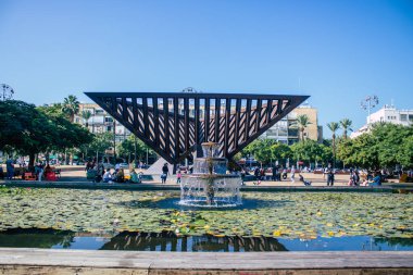 Tel Aviv İsrail, 4 Aralık 2020 'de İsrail' in Rabin Meydanı 'nda, Tel Aviv' in merkezindeki büyük bir meydanda, İsrail 'i vuran sosyal mesafeye ve Coronavirüs' e rağmen, kimliği belirsiz İsrail halkının eğlenmesini izledi.