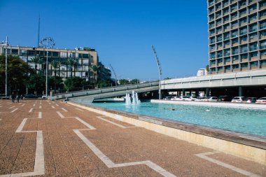 Tel Aviv İsrail, 4 Aralık 2020 'de İsrail' in Rabin Meydanı 'nda, Tel Aviv' in merkezindeki büyük bir meydanda, İsrail 'i vuran sosyal mesafeye ve Coronavirüs' e rağmen, kimliği belirsiz İsrail halkının eğlenmesini izledi.