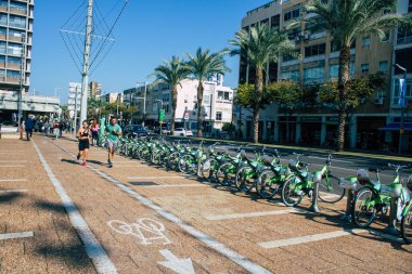 Tel Aviv İsrail, 4 Aralık 2020 'de İsrail' in Rabin Meydanı 'nda, Tel Aviv' in merkezindeki büyük bir meydanda, İsrail 'i vuran sosyal mesafeye ve Coronavirüs' e rağmen, kimliği belirsiz İsrail halkının eğlenmesini izledi.