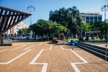 Tel Aviv İsrail, 4 Aralık 2020 'de İsrail' in Rabin Meydanı 'nda, Tel Aviv' in merkezindeki büyük bir meydanda, İsrail 'i vuran sosyal mesafeye ve Coronavirüs' e rağmen, kimliği belirsiz İsrail halkının eğlenmesini izledi.