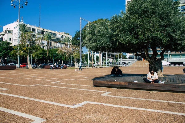 テルアビブイスラエル2020年12月04日イスラエルを襲った社会的距離とコロナウイルスにもかかわらず テルアビブ中心部の大規模な公共広場であるラビン広場で楽しんでいる未確認イスラエル人の見解 — ストック写真