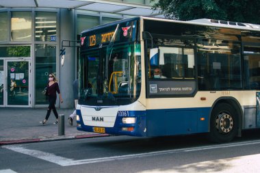 Tel Aviv İsrail 4 Aralık 2020 Tel Aviv sokaklarından geçen bir İsrail halk otobüsünün görüntüsü ve Coronavirus salgını sırasında nüfusu kontrol altına almak için