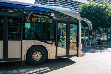 Tel Aviv İsrail 4 Aralık 2020 Tel Aviv sokaklarından geçen bir İsrail halk otobüsünün görüntüsü ve Coronavirus salgını sırasında nüfusu kontrol altına almak için