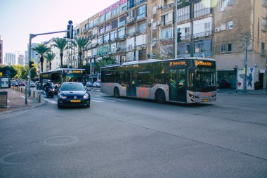 Tel Aviv İsrail 4 Aralık 2020 Tel Aviv sokaklarından geçen bir İsrail halk otobüsünün görüntüsü ve Coronavirus salgını sırasında nüfusu kontrol altına almak için