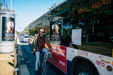 Tel Aviv İsrail 4 Aralık 2020 Tel Aviv sokaklarından geçen bir İsrail halk otobüsünün görüntüsü ve Coronavirus salgını sırasında nüfusu kontrol altına almak için