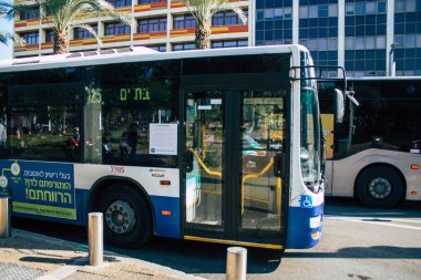 Tel Aviv İsrail 4 Aralık 2020 Tel Aviv sokaklarından geçen bir İsrail halk otobüsünün görüntüsü ve Coronavirus salgını sırasında nüfusu kontrol altına almak için