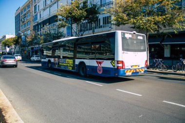 Tel Aviv İsrail 4 Aralık 2020 Tel Aviv sokaklarından geçen bir İsrail halk otobüsünün görüntüsü ve Coronavirus salgını sırasında nüfusu kontrol altına almak için
