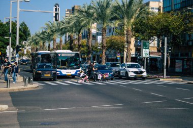 Tel Aviv İsrail 4 Aralık 2020 Tel Aviv sokaklarından geçen bir İsrail halk otobüsünün görüntüsü ve Coronavirus salgını sırasında nüfusu kontrol altına almak için